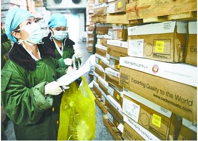 武漢疾控人員赴萬噸冷庫開展冷鏈產品檢測 筑牢進口與國內畜禽產品安全防線